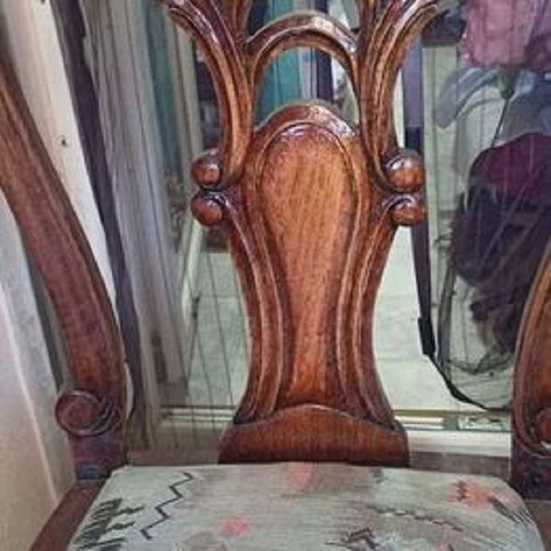 Carved chair like new with detailed back and legs