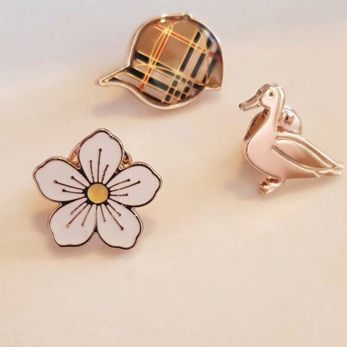 Burberry pins new, set of 3 pieces