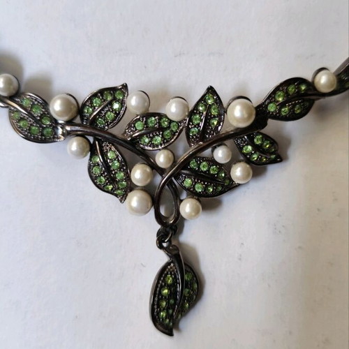 Retro style necklace with pearls like new