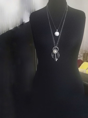 Necklace set like new, silver color, shiny