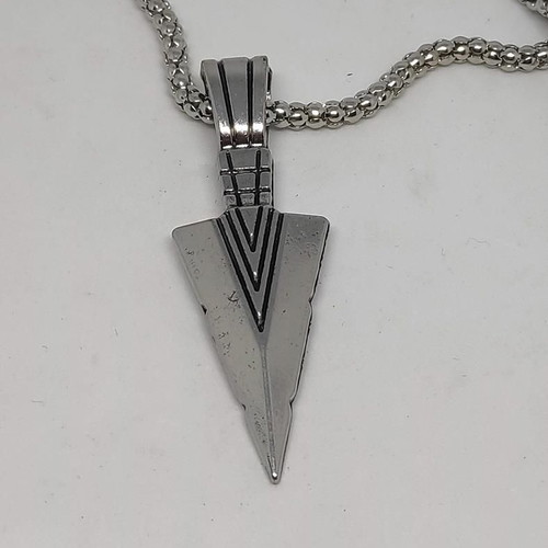 Men's Arrow Pendant Necklace like new, silver vintage style