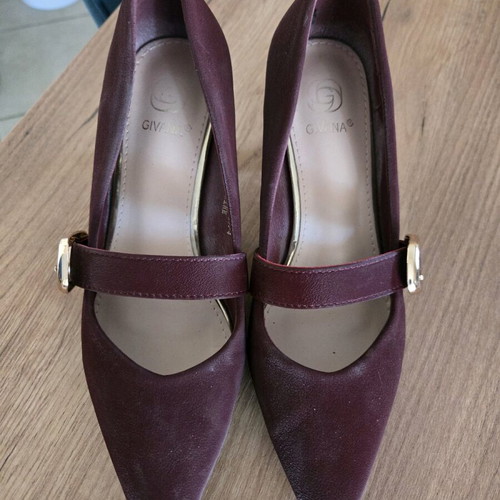 Suede texture bordaux pumps with low heels like new