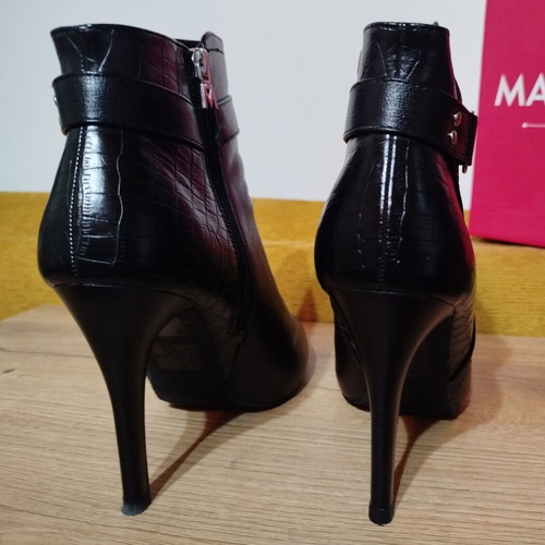 Maria Mare black ankle boots with round toe and stiletto heel size 40 like new