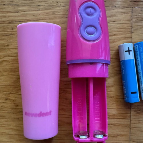 Nevadent electric kids toothbrush like new with replacements and batteries