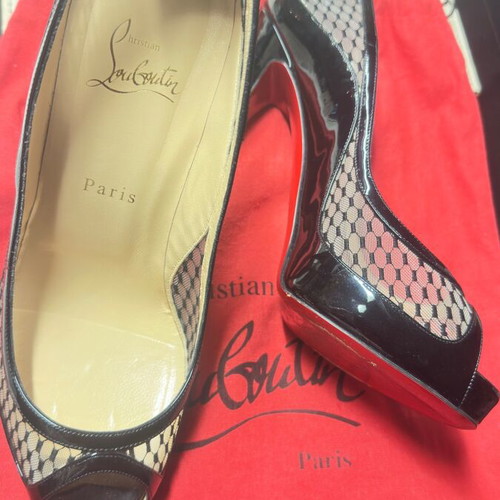 Christian Louboutin peep toe pumps size 40 like new, black