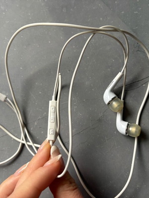 Samsung wired headphones authentic like new