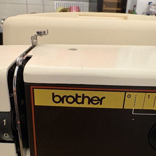 Brother Sewing Machine VX 667 Model E like new, in case