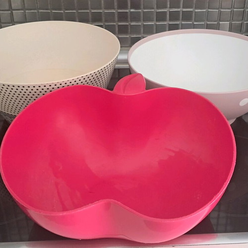 Set of 3 used kitchen salad bowls made of durable plastic