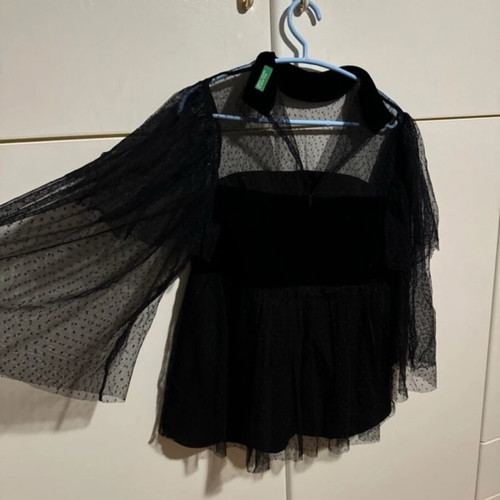 Benetton blouse with lace and velvet like new, size M