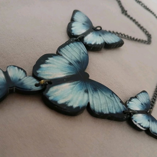 Choker necklace with butterflies like new, blue shades