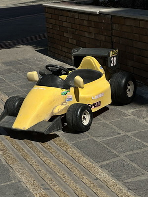 Vintage παιδικό ηλεκτροκίνητο αυτοκινητάκι Formula Racing No28 μεταχειρισμένο, κίτρινο retro kart
