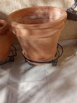 Πέντε χειροποίητες πήλινες γλάστρες