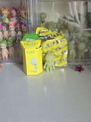 Smiski Series 1 Sitting Figure καινούργιο, με πρωτότυπο κουτί και φύλλο