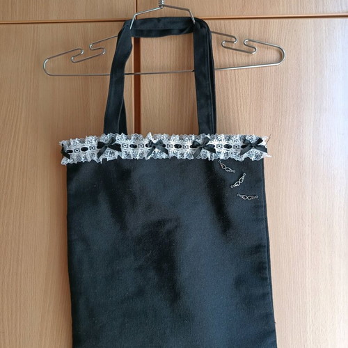 Tote bag χειροποίητη, 37x32, δαντέλα και charms, μαύρο ώμου