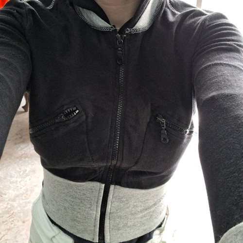 00's cropped sweatshirt like new, black and gray