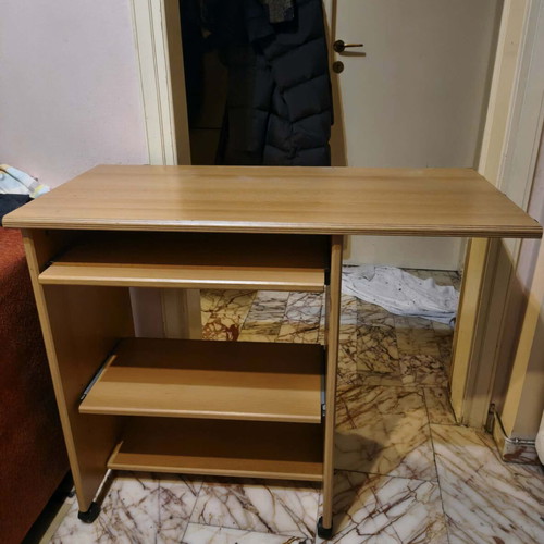 Office desk like new with sliding shelves and wheels