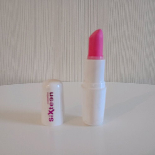 Sixteen lipstick like new