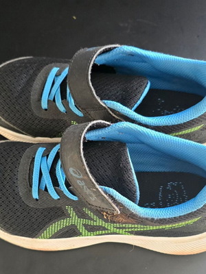 Παιδικά παπούτσια Asics αθλητικά μεταχειρισμένα, νούμερο 34,5 μαύρο και μπλε
