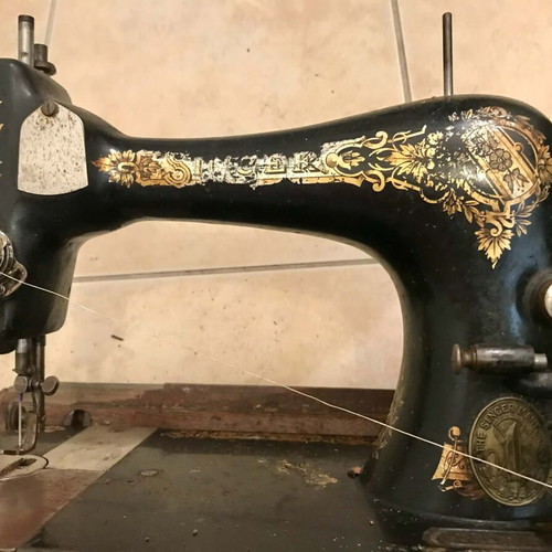 Singer manual sewing machine used, collectible antique 1902 with case
