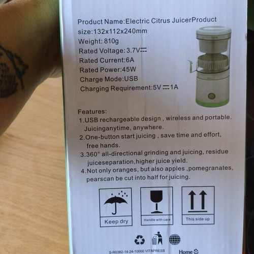 Portable electric rechargeable citrus juicer, white