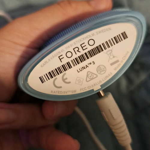 Foreo Luna 3 sonic cleansing device like new with anti-wrinkle effects