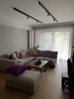 Γωνιακός καναπές πολυμορφικός 2,60x2,20μ με αντίστοιχο σκαμπό, σαν καινούργιο, γκρι ύφασμα