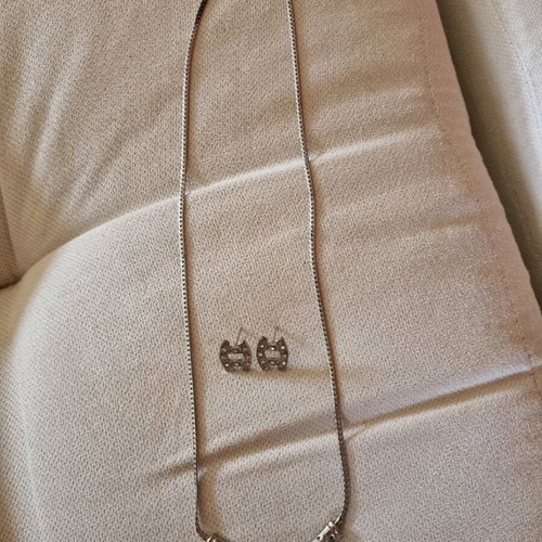 Jewelry set like new, silver necklace and earrings