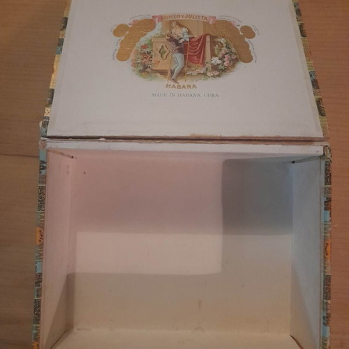 Vintage wooden Romeo y Julieta 25 Cedro Deluxe No.1 cigar box used