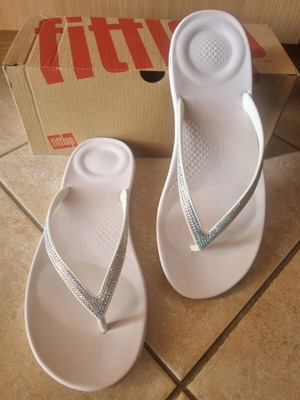 FitFlop iQushion Ergonomic Sparkle Flip-Flops Size 38 New White Silver