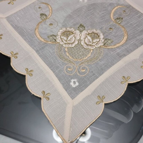 Table linens set like new, 4 pieces