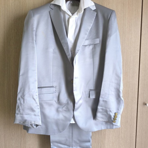 Groomsuit silver like new, includes accessories, size L