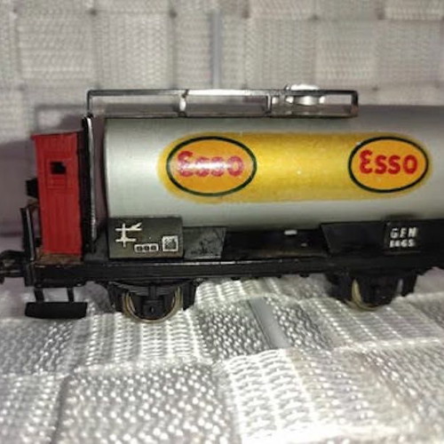 Vintage Fleischmann HO Scale 1465 E Esso Tanker and 3 wagons like new