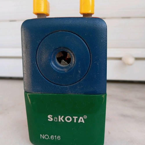 Mechanical sharpener used with adjustable pencil sizes