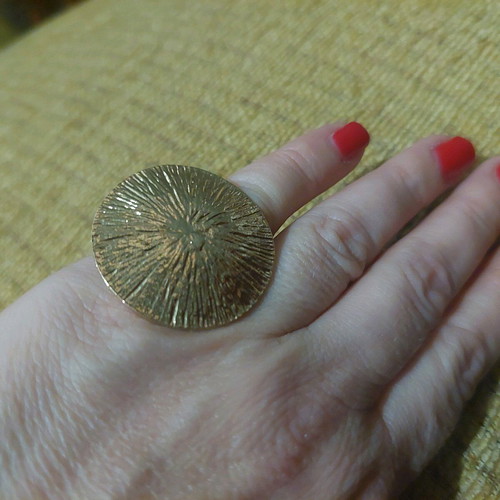 Gold ring new, impressive circle design