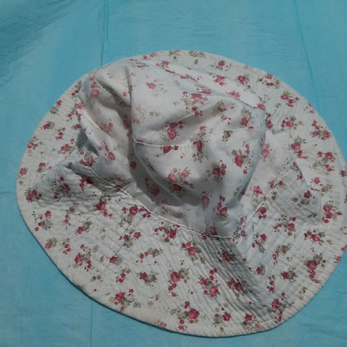 Beach hat reversible fabric white with floral print like new