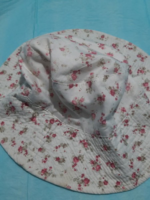 Beach hat reversible fabric white with floral print like new