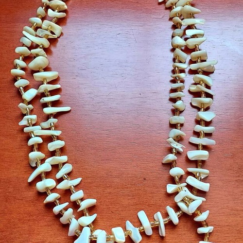 Vintage white shell necklace like new