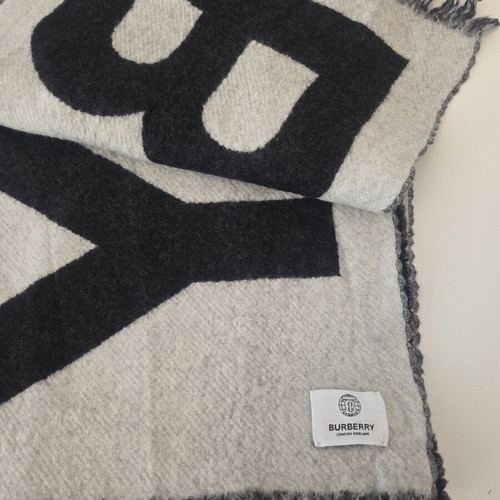 Burberry Reversible Logo Wool Jacquard Scarf like new, black and grey