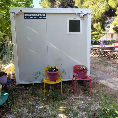 Isobox Toilets like new, prefabricated unit with 4 WC and 2 aluminum doors