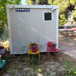 Isobox Toilets like new, prefabricated unit with 4 WC and 2 aluminum doors
