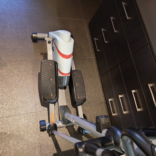 Elliptical machine like new with 783 km usage