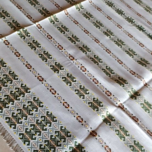Woven tablecloth new with 5 napkins and 2 holders