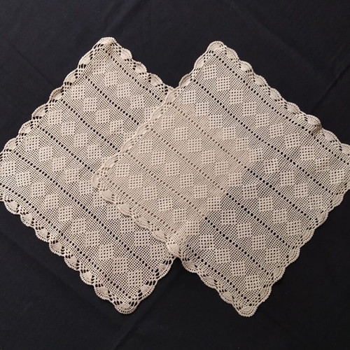 Crochet runner and 2 placemats set used