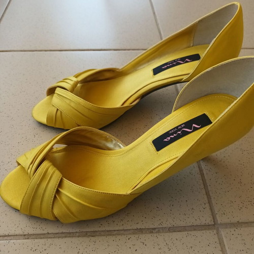 Vintage yellow satin pumps size 40