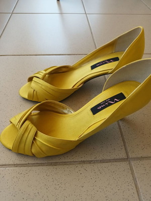 Vintage yellow satin pumps size 40