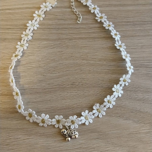 Floral choker with charm like new