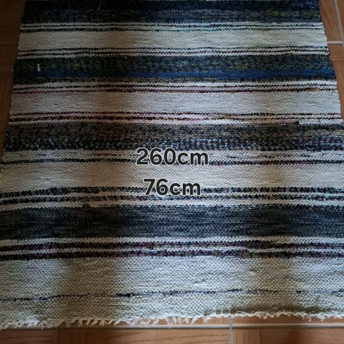 Rectangular rug like new, rag style