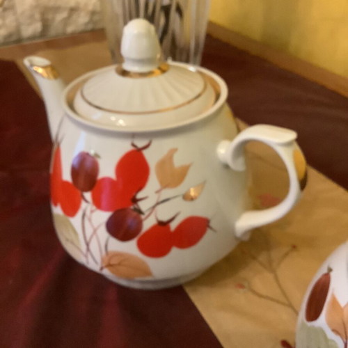 Porcelain set of two pieces with teapot and sugar bowl