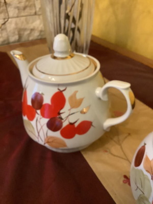 Porcelain set of two pieces with teapot and sugar bowl