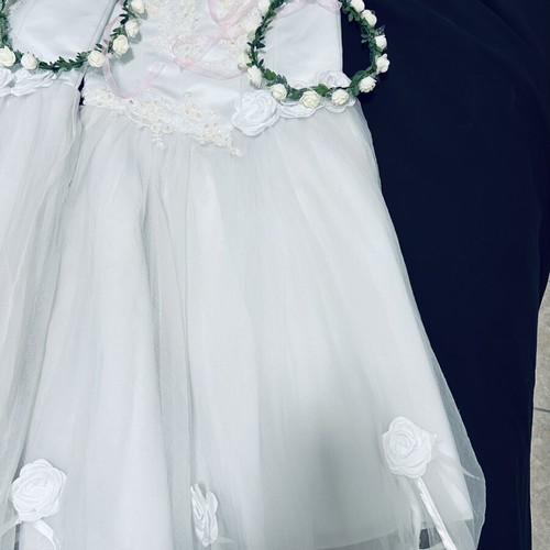 Flower girl dresses like new, set of four, white with hair ribbons